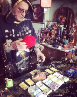 Маг Игорь Николаев проводит ритуал денежной магии для заказчика
