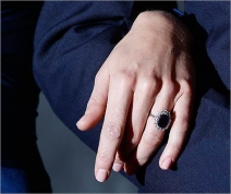 кольцо на пальце