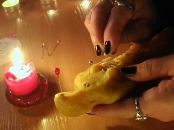 приворот на восковой кукле